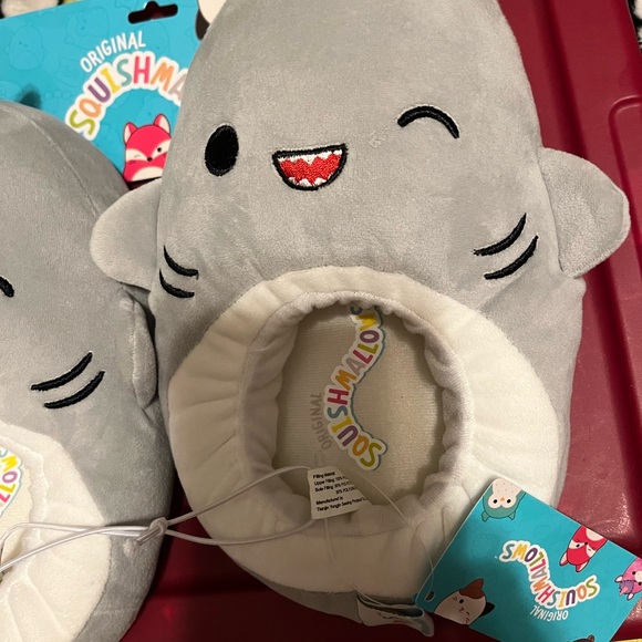 Squishmallows NWT slippers size 2/3 (BIG GIRL) shark unisex - Picture 2 of 6